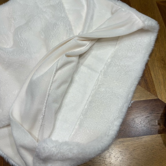 UGG White Faux Fur Pillow Case - Picture 5 of 8